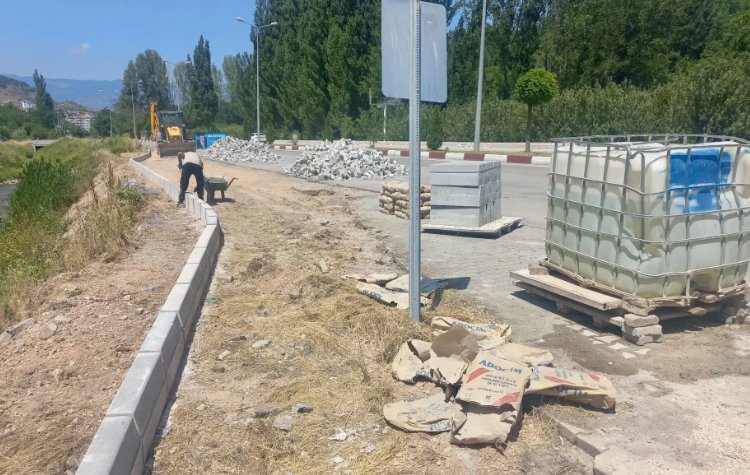 Tokat’ta Sivas Caddesi’nde Yaya Güvenliği İçin Beklenen Kaldırım Çalışması Başladı